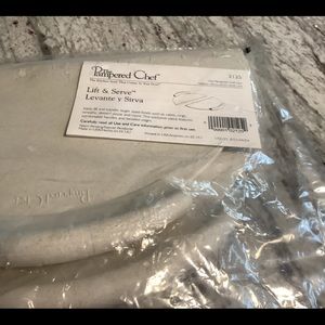 NWOT Pampered Chef Lift and Serve